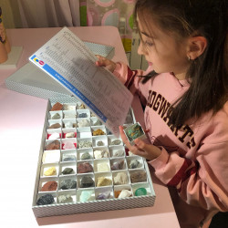 COLEÇÃO DE 54 ROCHAS E MINERAIS